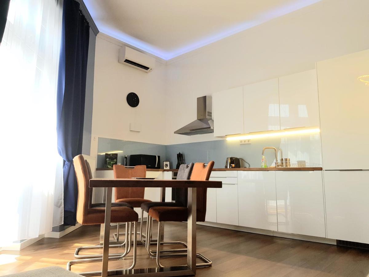 Luxurious Apartment With Balconies In Downtown Bp Budapest Exterior foto